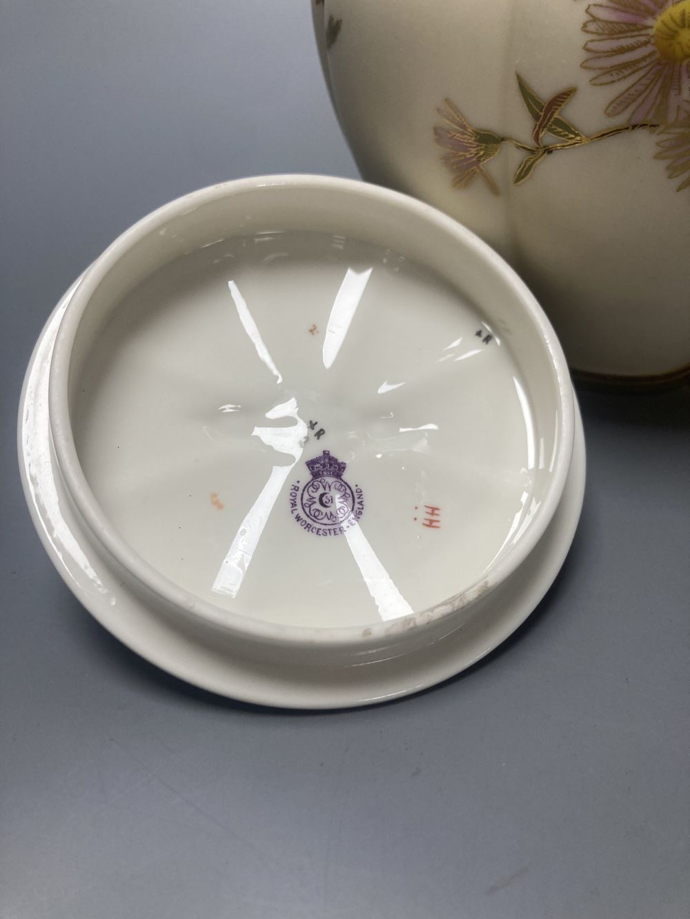 A late Victorian Royal Worcester bulbous jar and cover, date code 1892-3, 17cm